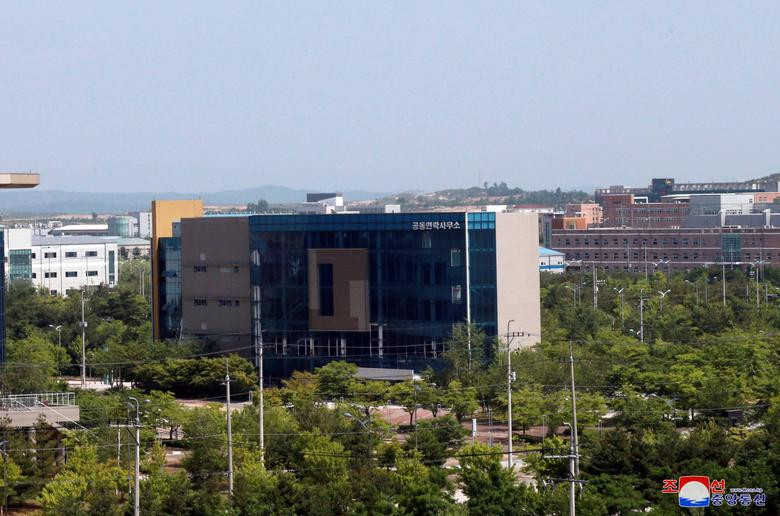 Được biết, Văn phòng liên lạc chung liên Triều được xây dựng tại khu công nghiệp Kaesong theo Tuyên bố Bàn Môn Điếm được nhà lãnh đạo Triều Tiên Kim Jong-un ký với Tổng thống Hàn Quốc Moon Jae-in trong cuộc gặp thượng đỉnh ngày 27/4/2018. Ảnh: Reuters/KCNA.