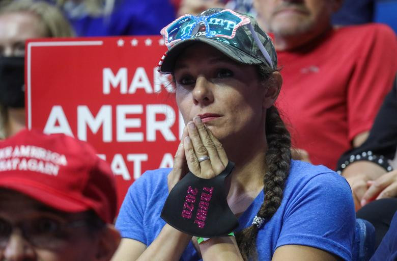 Người phụ nữ chăm chú lắng nghe bài phát biểu dài hơn 90 phút của Tổng thống Mỹ Donald Trump.