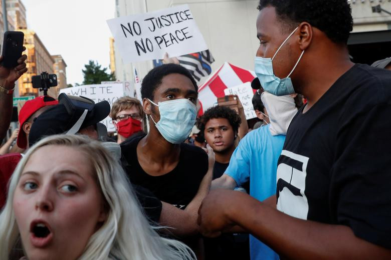 Nhiều người biểu tình tập trung bên ngoài nhà thi đấu Trung tâm BOK ở Tulsa ngày 20/6. Mời độc giả xem thêm video: WHO chính thức đặt tên cho virus corona mới là SARS-CoV-2 (Nguồn video: VTC1)