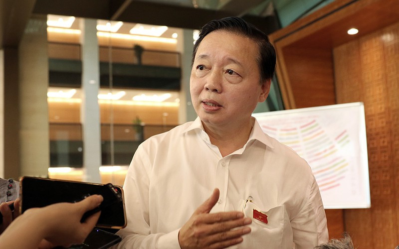 Bộ trưởng Tài Nguyên và Môi trường Trần Hồng Hà cho rằng, nguyên tắc của việc thu phí tiền rác là "không đổ đồng, không đánh đều bình quân". Tuy nhiên, ý tưởng về chuyện thu tiền rác theo kilogam sau khi được đưa ra đã khiến dư luận xôn xao. Ảnh: VOV.