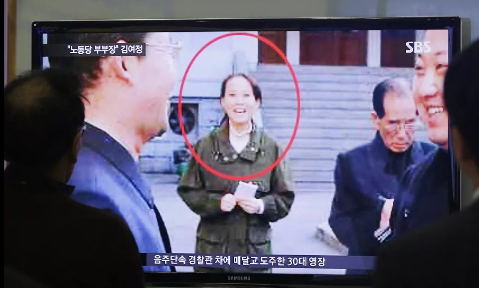 Người dân ở nhà ga Seoul, Hàn Quốc, theo dõi bản tin được chiếu trên TV trong đó có sự xuất hiện của em gái ông Kim Jong-un, ngày 27/11/2014.