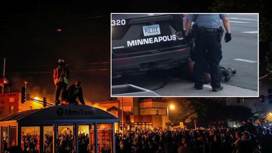 George Floyd, một người đàn ông da màu, đã tử vong sau khi bị một cảnh sát Mỹ ghì cổ trong vụ bắt giữ tại thành phố Minneapolis, bang Minnesota, hôm 25/5. Đoạn video về vụ bắt giữ cho thấy ông Floyd nằm úp mặt trên đường và nói "Làm ơn, tôi không thở được" nhưng viên cảnh sát không dừng lại. Floyd sau đó được đưa đến Trung tâm y tế Hennepin, nhưng các bác sĩ nói rằng ông đã tử vong. Ảnh: Sky.