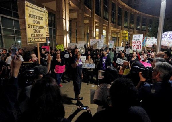 Khoảng 200 người đã tham gia biểu tình trong đêm 30/3/2018 (theo giờ Mỹ) tại thủ phủ của bang California, sau khi kết quả khám nghiệm tử thi ông Stephon Clark mâu thuẫn với tuyên bố trước đó của cảnh sát về vụ bắn chết một người da đen không mang vũ khí. Ảnh: Reuters.