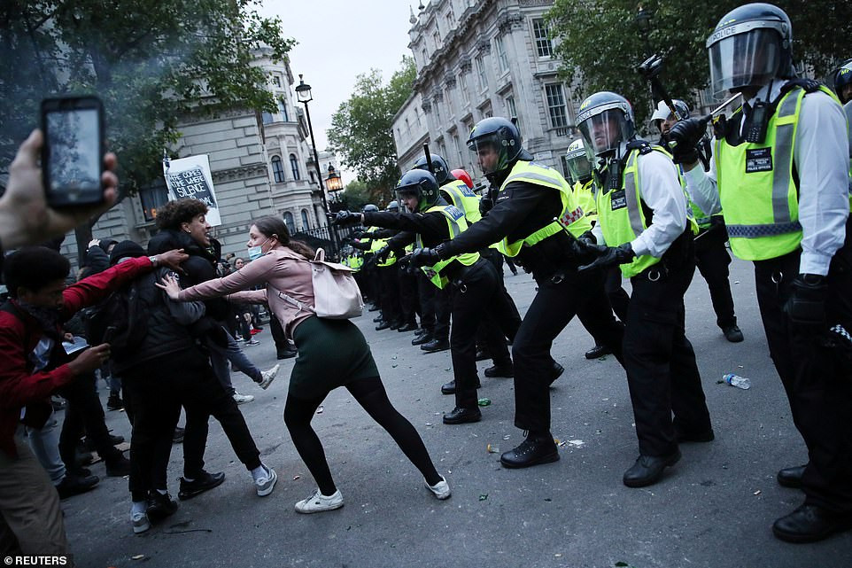 Người biểu tình đối đầu với lực lượng cảnh sát trên đường phố London.