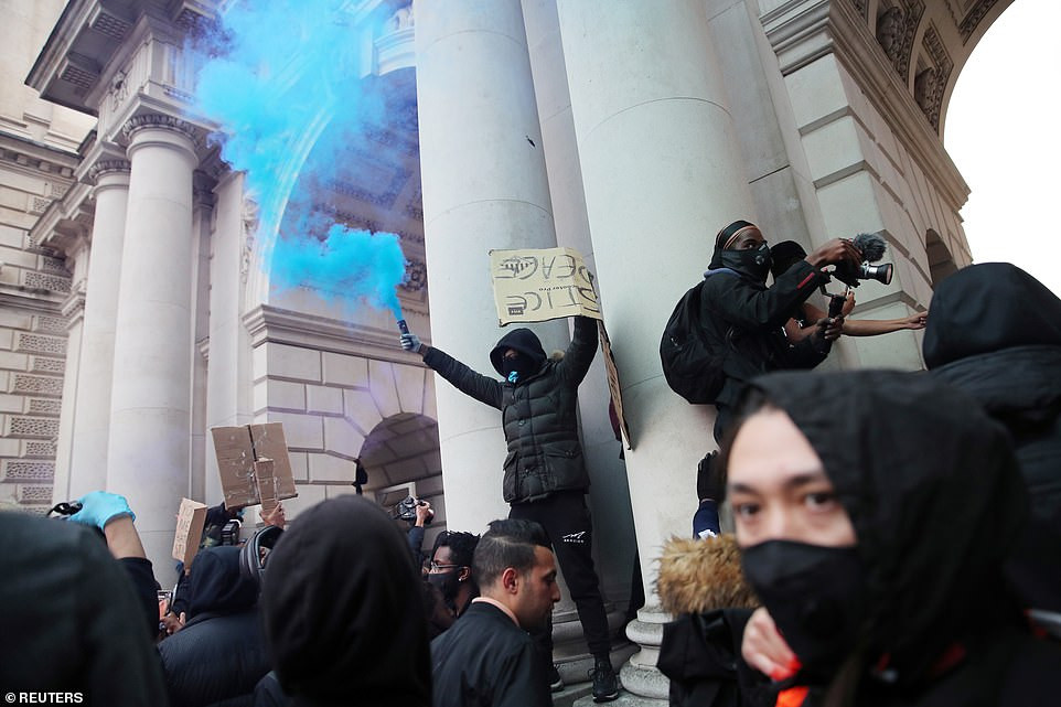 Cảnh hỗn loạn ở thủ đô London giữa biểu tình.