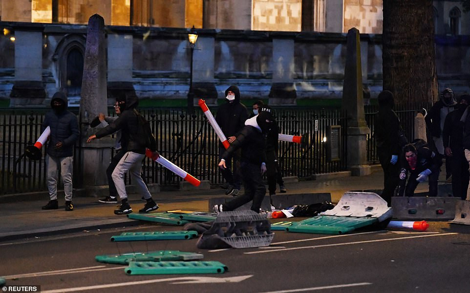 Một số người biểu tình ném đồ vật về phía cảnh sát tại quảng trường Quốc hội ở thủ đô London khi cuộc biểu tình biến thành bạo lực.