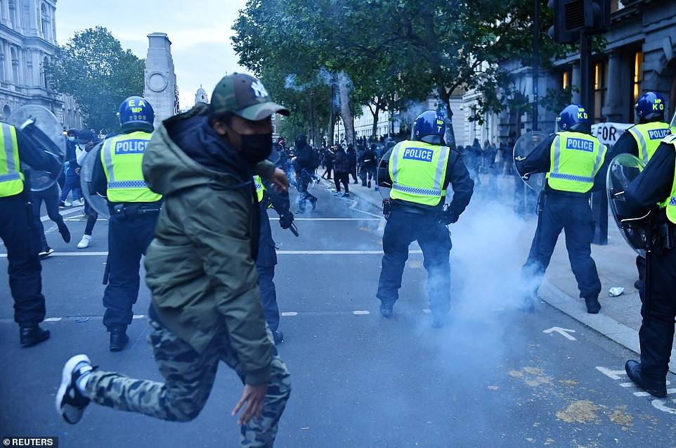 Hình ảnh đụng độ giữa cảnh sát và người biểu tình ở thủ đô nước Anh cuối tuần qua.