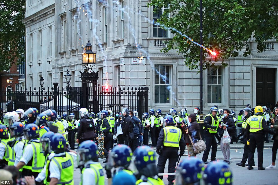 Người biểu tình đã bỏ qua các quy định về giãn cách xã hội, đổ xuống đường phố xung quanh Đại sứ quán Mỹ ở trung tâm London trước khi tuần hành tại Westminster, phản đối bạo lực và nạn phân biệt chủng tộc.