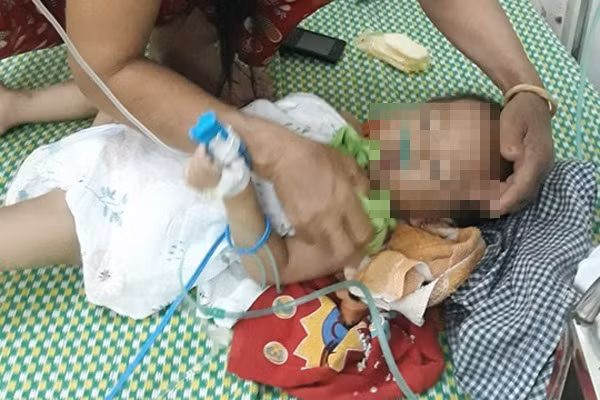 Be 19 thang hon me sau 3 tieng bi bo quen tren xe o to o Vinh Phuc