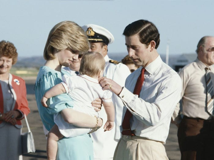 Công nương Diana muốn nuôi dạy các con một cách bình thường nhất như bao đứa trẻ khác, dù là con cháu của gia đình Hoàng gia Anh. Ảnh: Công nương Diana đưa Hoàng tử William, khi đó mới 9 tháng tuổi, đến Australia trong chuyến thăm nước này hồi tháng 3/1983, dù quy định của Hoàng gia Anh không cho phép điều này.