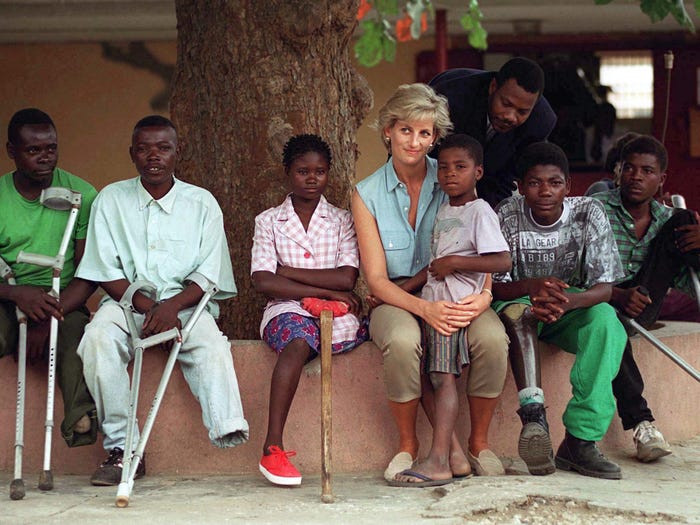 "Tôi muốn các con của tôi hiểu cảm xúc của mọi người, sự bất an, nỗi đau khổ cũng như hy vọng và ước mơ của mọi người", Công nương Diana từng nói trong một cuộc phỏng vấn. Lúc còn sống, Công nương Diana thường chia sẻ với các con về những đặc quyền mà họ được hưởng. Ngoài ra, bà cũng đưa họ đến thăm bệnh viện và nơi ở tạm thời cho người vô gia cư. 