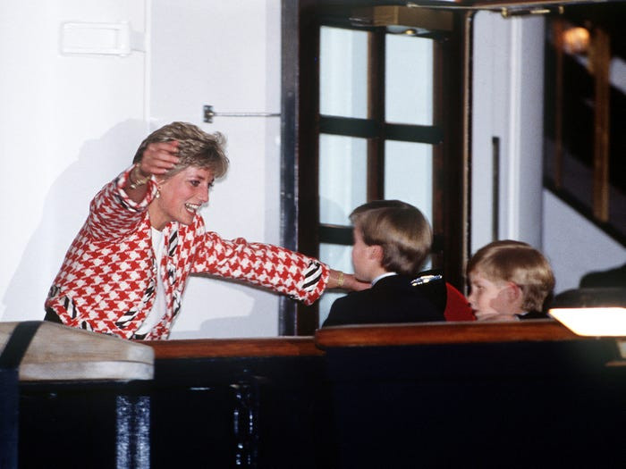 Công nương Diana dang rộng tay ôm con trai là Hoàng tử William và Harry trên du thuyền Britannia ở Toronto, Canada, năm 1991.