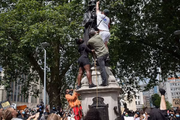 Tuy nhiên, Colston cũng từng tích cực làm từ thiện ở Bristol.