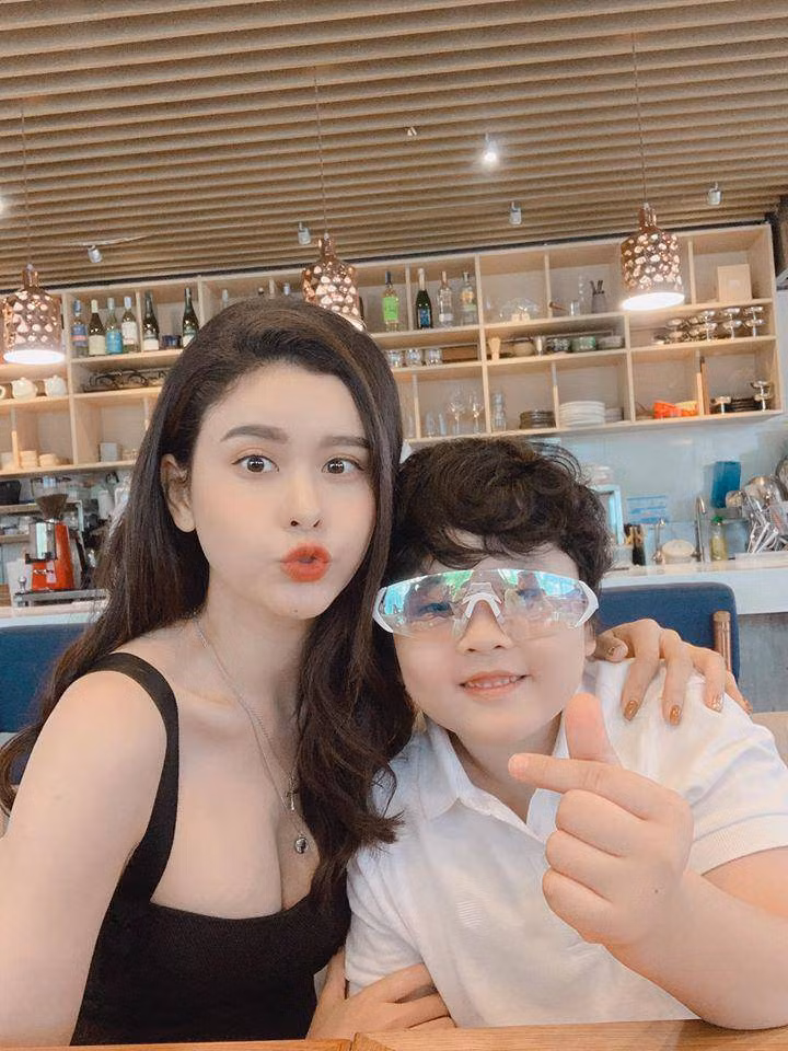 2 my nhan V-biz ten Quynh Anh lam single mom-Hinh-6