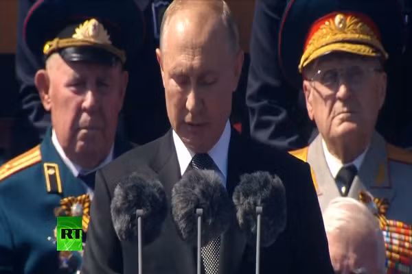 Tổng thống Nga Vladimir Putin phát biểu trong buổi lễ duyệt binh tại Quảng trường Đỏ. Trong bài phát biểu, Tổng thống Putin đã nhắc lại những hy sinh của nhân dân Liên Xô để có được chiến thắng trước phát xít Đức hơn 75 năm trước.