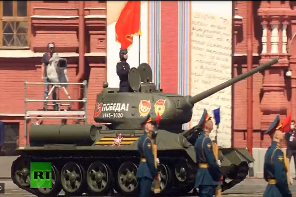 Tiếp sau phần diễu binh là đến lễ duyệt binh với hơn 200 khí tài quân sự của Quân đội Nga.