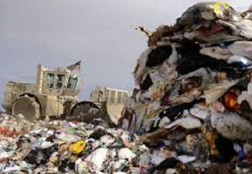 Để hạn chế người dân xả rác, Mỹ đã áp dụng chính sách "Trả tiền cho những gì bạn ném/bỏ đi" - tương tự như một loại thuế chất thải đối với mỗi hộ gia đình. Theo đó, các hộ gia đình xả càng nhiều rác thì càng phải trả nhiều tiền hơn cho việc thu gom và xử lý chất thải. Ảnh: BBC.