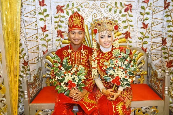 Tại Tidon, Malaysia, những cặp uyên ương sắp cưới sẽ không được ra khỏi nhà trong suốt 3 ngày 3 đêm. Thậm chí, họ không được phép tắm, đi vệ sinh hoặc bị bỏ đói trước đám cưới. Vì thế, cả hai phải cố gắng nhịn ăn, nhịn uống để hạn chế đi đại tiện. Cô dâu, chú rể sẽ bị những người thân trong gia đình sẽ giám sát trong suốt 72 giờ. Nếu một trong hai người bỏ qua nghi thức này, đây sẽ được xem là điềm gở. Người dân tin rằng nếu cả hai vượt qua được, họ sẽ có hôn nhân bền chặt và viên mãn.