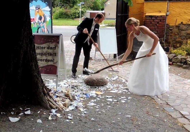 Để xua đuổi ma quỷ, tà ma, các cô dâu, chú rể ở Đức thường tổ chức "Đêm đập phá" (Polterabend) cùng khách mời vào buổi tối trước lễ cưới. Những thứ dùng để đập là đồ gốm sứ như bát đĩa nhưng tuyệt đối không làm vỡ ly hay cốc thủy tinh. Sau đó, cả hai sẽ cùng nhau dọn dẹp và rửa số bát đĩa vỡ. Phong tục này hơi kỳ lạ nhưng là một trong những nghi thức được mong chờ nhất trong các đám cưới tại Đức. Người Đức tin rằng việc này sẽ giúp đôi vợ chồng chào đón một cuộc sống mới tốt lành và mang đến may mắn cho họ.