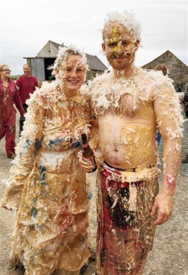 Trái với các quốc gia khác, ở Scotland, phong tục cưới hỏi ở nước này gắn liền với những thứ bẩn thỉu, bốc mùi. Đây là một nghi thức cổ xưa và được gọi là "Blackening of the Bride" (tạm dịch: làm bẩn cô dâu). Thay vì nhận những lời chúc phúc từ người thân, bạn bè trong không khí thật lãng mạn, cô dâu, chú rể sẽ bị bắt trói và đổ những chất bẩn lên người như sữa hỏng, cá chết, thực phẩm thối, trứng, lông vịt… Sau đó, đôi uyên ương không được tắm rửa mà phải diễu hành quanh khu mình ở. Tuy nhiên, phong tục này không phải để bôi nhọ cô dâu, chú rể mà được xem là hình thức trừ tà.