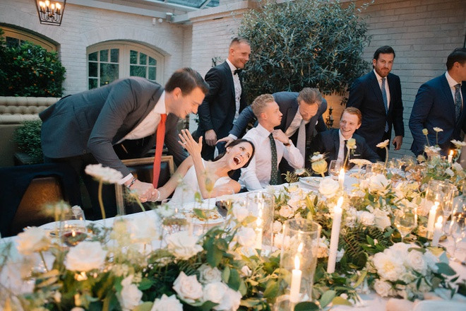 Tại Thụy Điển, trong lễ cưới, chú rể phải tạm lánh mặt để các chàng trai trẻ chưa vợ hôn cô dâu. Điều này cũng được áp dụng tương tự với chú rể và những cô gái còn độc thân. Nghi lễ này được diễn ra với sự bằng lòng của cặp uyên ương và các khách mời. Ngoài ra, người Thụy Điển còn có phong tục đặt tiền xu vào giày của cô dâu. Người bố sẽ đặt một đồng xu bằng bạc vào giày trái của con gái, còn mẹ thì đặt đồng xu bằng vàng vào giày phải.