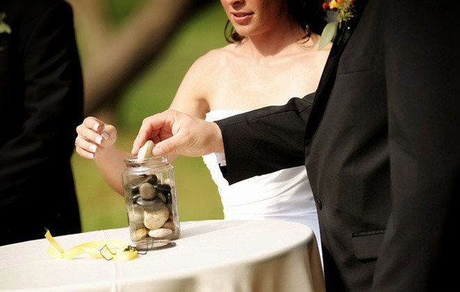 Trong đám cưới ở Australia, các khách mời đến dự phải nắm chặt viên đá đồng tâm trong suốt thời gian hôn lễ diễn ra. Đến khi lễ cưới kết thúc, họ sẽ thả viên đá của mình vào một vật đựng đẹp đẽ mà cô dâu và chú rể đã chuẩn bị sẵn. Nghi lễ này có tên là “Unity Bowl”. Sau đó, cô dâu, chú rể sẽ đem toàn bộ số đá về nhà và bảo quản kỹ lưỡng. Đây được xem là biểu tượng cho tình yêu và lời khích lệ của bạn bè, người thân dành cho cặp vợ chồng mới cưới.