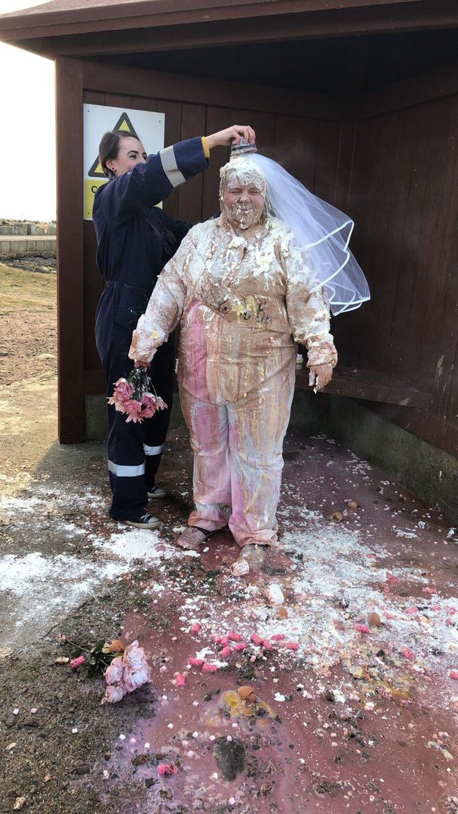 Người Scotland tin rằng chất bẩn đổ lên người đôi vợ chồng mới cưới là lời nhắc nhở về những sóng gió, thử thách đang đợi họ.