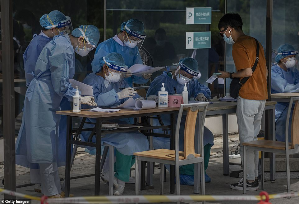 Hiện tại, hàng nghìn người dân ở thủ đô Bắc Kinh có liên quan tới ổ dịch COVID-19 mới đã được xét nghiệm, với gần 30 khu dân cư tại đây đang bị phong tỏa. Ảnh: Getty.