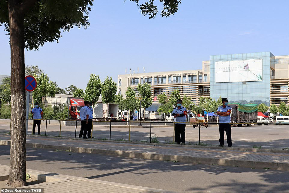 "Bất cứ ai rời Bắc Kinh cần phải được xét nghiệm acid nucleic âm tính", Phó tổng thư ký thành ủy Bắc Kinh Chen Bei nói tại cuộc họp báo. Ảnh: TASS.