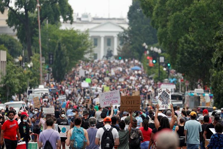 Hôm 6/6, hàng nghìn người tiếp tục đổ xuống các tuyến phố của thủ đô Washington nhằm phản đối bạo lực và tình trạng phân biệt đối xử của các nhân viên thực thi pháp luật đối với người da màu. 