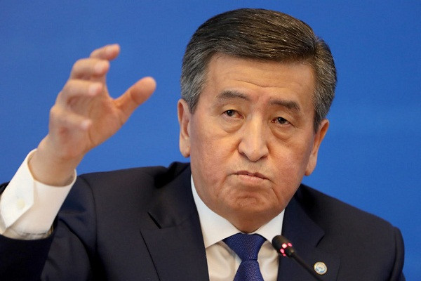 Tổng thống Kyrgystan và thành viên của đoàn buộc phải tuân thủ mọi quy tắc bảo đảm an toàn vệ sinh dịch tễ. Theo đó, hai thành viên dương tính với virus SARS-CoV-2 trong đoàn hộ tống ông Jeenbekov sẽ phải cách ly 14 ngày, còn tổng thống và những người còn lại tự cách ly trong thời gian được khuyến nghị 3 ngày, trước khi có kết quả xét nghiệm cụ thể. Ảnh: EPA.