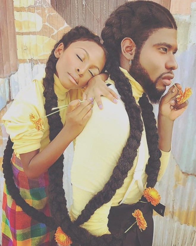 Hiện, người đàn ông có mái tóc đặc biệt vẫn tích cực quảng cáo cho sản phẩm chăm sóc tóc tự nhiên mình làm trên mạng xã hội.