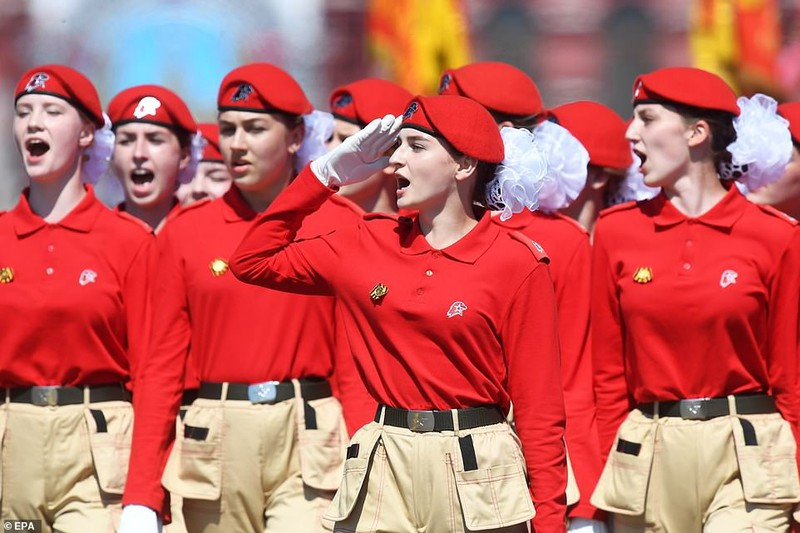 Các thành viên nữ trẻ tuổi trong một phong trào quân sự yêu nước của thanh niên ở Nga cũng diễu hành qua Quảng trường Đỏ.