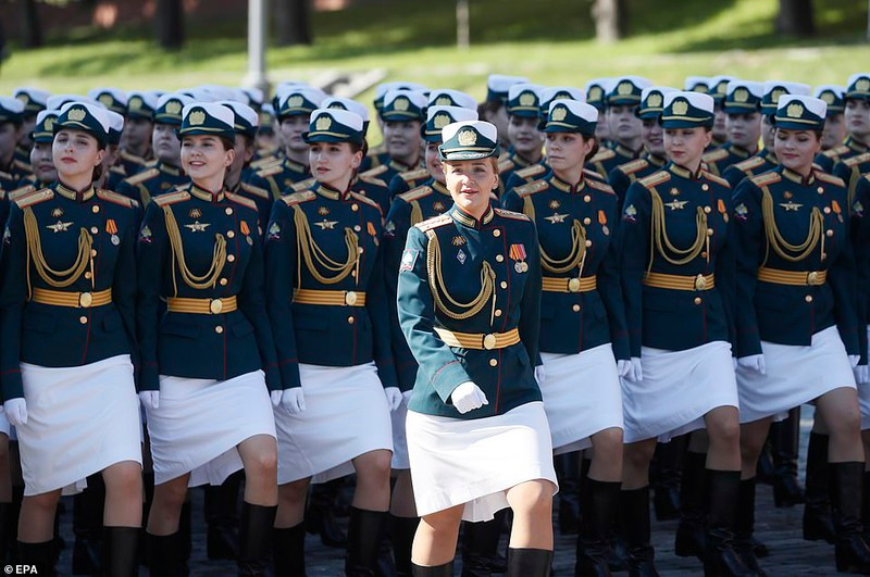 Các nữ quân nhân Nga với váy trắng ngang gối và bốt đen đã mang đến sự dịu dàng nữ tính cho cuộc duyệt binh với phần đông là nam giới và vũ khí nóng.