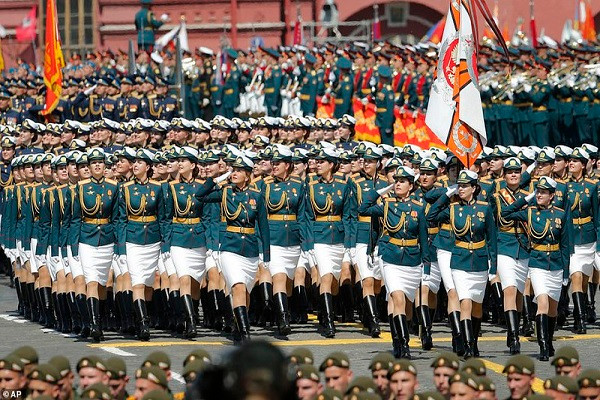 Các nữ quân nhân Nga diễu qua Quảng trường Đỏ ở Moscow trong lễ duyệt binh vào ngày 24/6/2020 kỷ niệm 75 năm Ngày Chiến thắng của Liên Xô trước phát xít Đức trong Thế chiến 2.