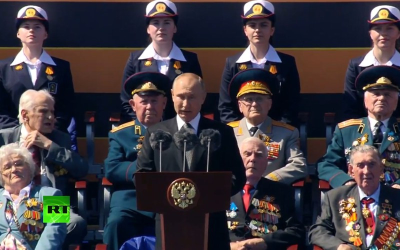 Phía sau bục phát biểu của Tổng thống Nga Putin.