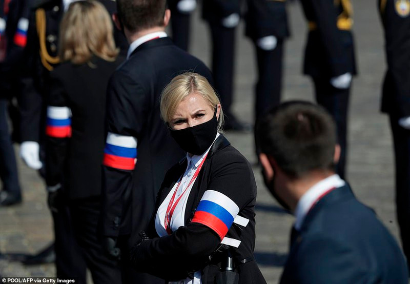 Nữ nhân viên công vụ khối dân sự có mặt tại buổi lễ kỷ niệm 75 năm Ngày Chiến thắng. Cô cẩn thận đeo khẩu trang để phòng chống dịch Covid-19 đang khá nghiêm trọng ở Nga.