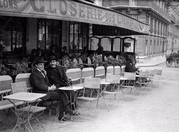 Trong những năm 1920, Paris trở thành "nơi hội tụ" của thế hệ các nghệ sĩ, nhà văn mới. Thời kỳ đó, cuộc sống ở Paris thường "đắm chìm" trong thơ ca, nhạc jazz và các bữa tiệc hoang dã.