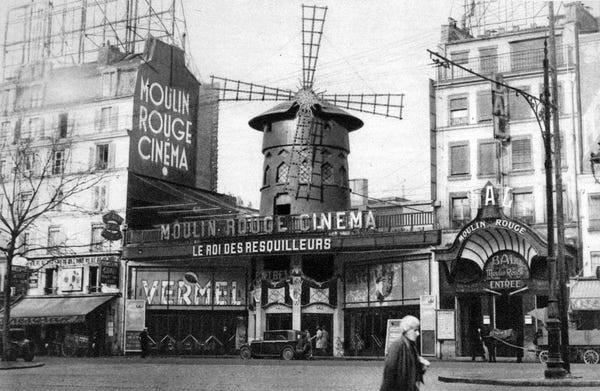 Câu lạc bộ đêm Moulin Rouge nổi tiếng ở Paris trong bức ảnh chụp năm 1931.