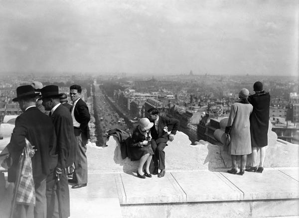 Các du khách trên Khải Hoàn Môn ở Paris ngắm nhìn thành phố hồi tháng 7/1929.