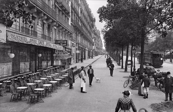 Với dự án phát triển mới của Hoàng đế Napoleon III, Paris trở nên nổi tiếng với những con đường rợp bóng cây tuyệt đẹp. Các quán cà phê ngoài trời và nhà hàng từ lâu đã định hình lịch sử văn hóa của cuộc sống người dân Paris. Ảnh chụp đại lộ Wagram, vào khoảng năm 1900.