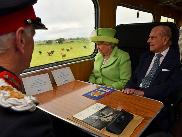 Hoàng thân Philip và Nữ hoàng đi tàu trong chuyến thăm Bắc Ireland năm 2016.