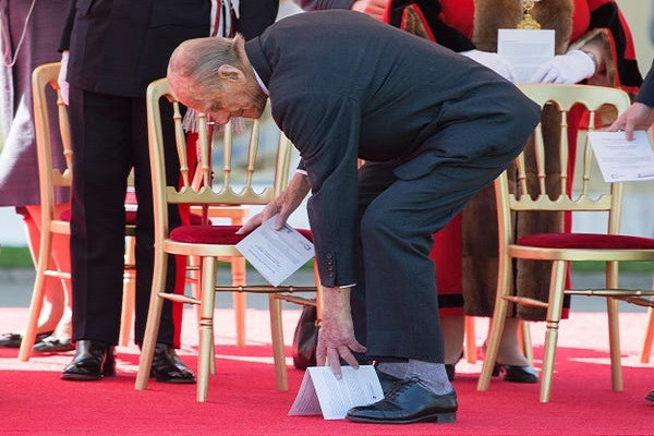 Ông nhặt những tờ giấy mà người khác làm rơi ở Windsor năm 2016.