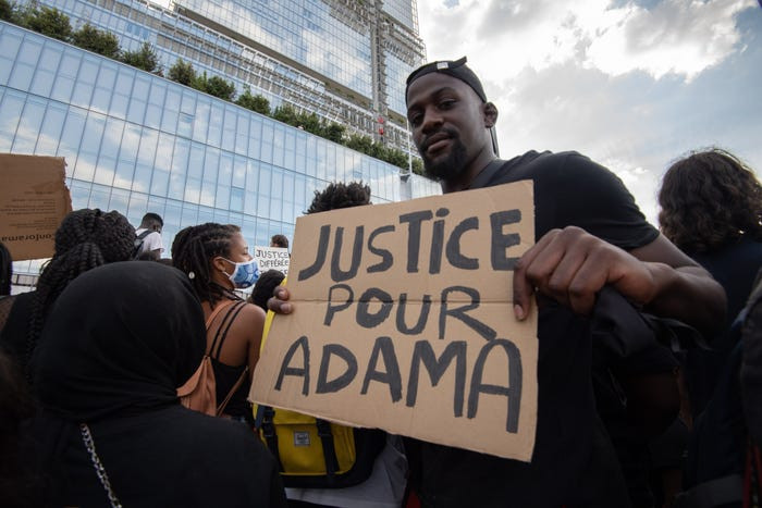 Những người biểu tình hô vang khẩu hiệu đòi công lý cho George Floyd và Adama Traore - một người Pháp gốc Mali chết dưới tay cảnh sát Pháp năm 2016. Nhiều người cho rằng, vụ Adama Traore, 24 tuổi, thiệt mạng sau khi bị cảnh sát bắt giữ cũng tương tự như cái chết của George Floyd ở Mỹ.