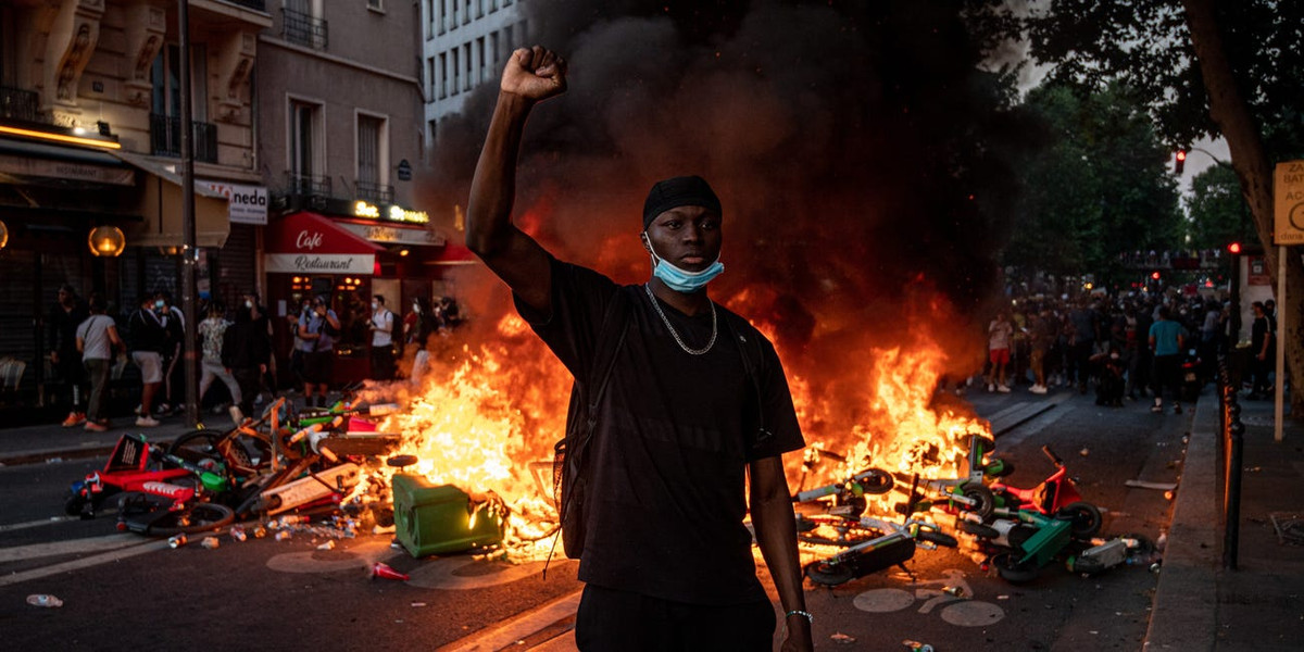 Thủ đô nước Pháp chìm trong khói lửa hôm 2/6. Mời độc giả xem thêm video về vụ việc người đàn ông da màu George Floyd tử vong (Nguồn video: VTC Now)