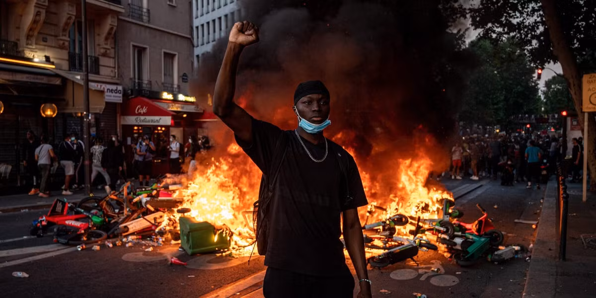 Thủ đô nước Pháp chìm trong khói lửa hôm 2/6. Mời độc giả xem thêm video về vụ việc người đàn ông da màu George Floyd tử vong (Nguồn video: VTC Now)