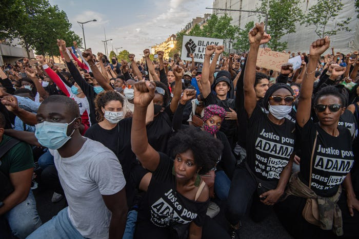 Trong khi đó, cảnh sát Pháp sử dụng hơi cay và bắn đạn cao su để giải tán đám đông ngày 2/6.