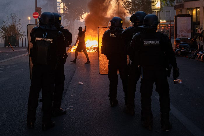 Cảnh sát cho biết, cuộc biểu tình được giải tán trước 22 giờ tối 2/6 (giờ địa phương). Một số cuộc biểu tình quy mô nhỏ hơn cũng đã diễn ra tại các thành phố khác của nước Pháp, trong đó có Marseille, Lyon và Lille.