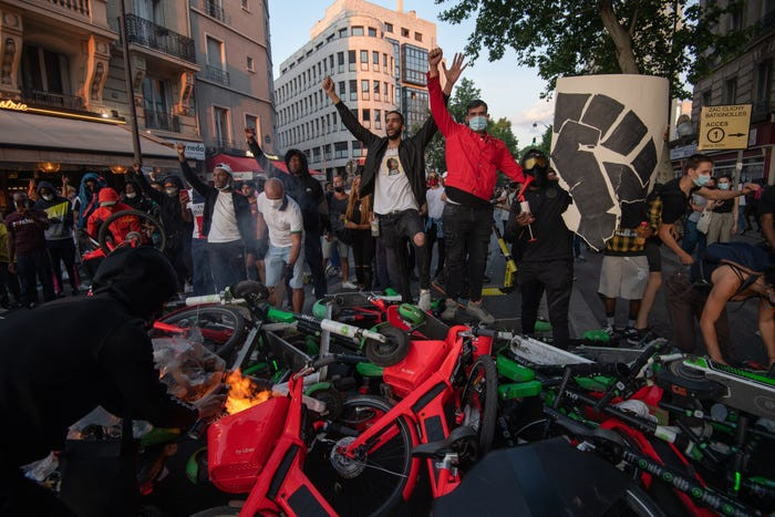 Theo Insider, khoảng 20.000 người đã tham gia cuộc biểu tình ở Paris hôm 2/6, bất chấp lệnh cấm vì dịch COVID-19. (Nguồn ảnh: Insider)