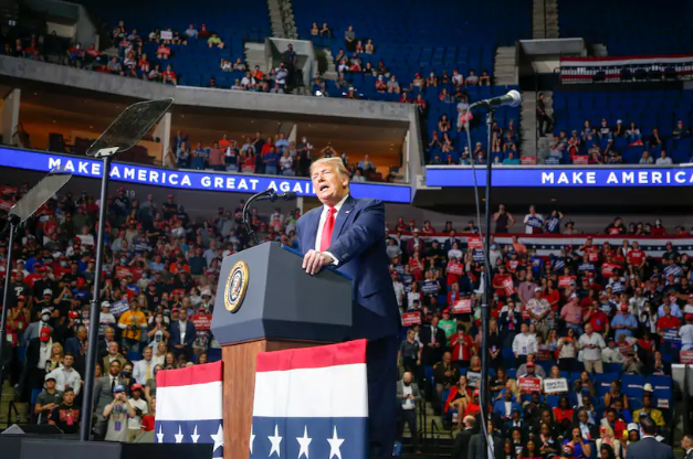 Van dong tranh cu thoi COVID-19, Tong thong Trump noi gian vi dieu nay-Hinh-10